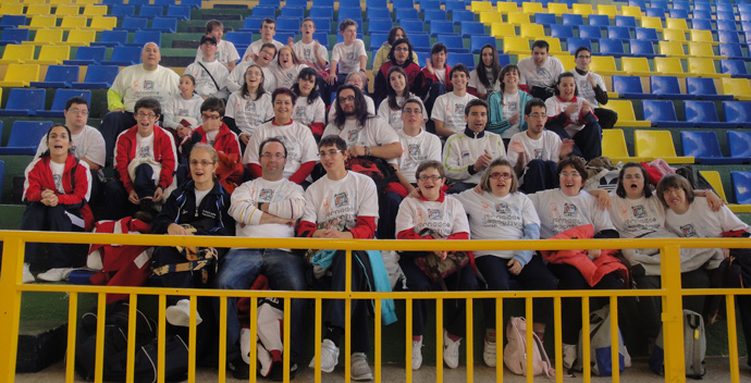 Foto del grupo de deportistas de AVIVA en el pabellón de Bejar.
