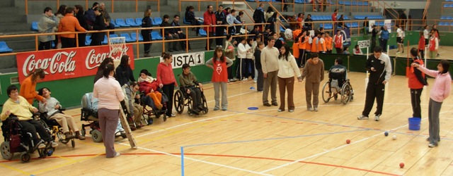 Panorámica deportistas de Aspace jugando a boccia