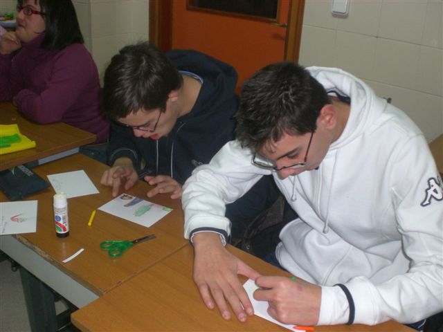 Jovenes dibujando postales navideñas