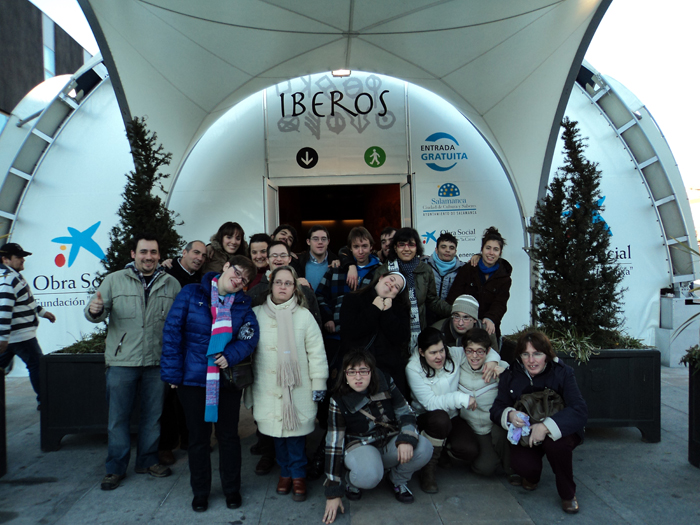 Grupo de Jóvenes visitantes de la exposición posan a la entrada de la carpa.