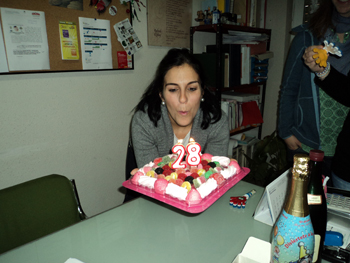 Ha soplado las velas en una tarta.
