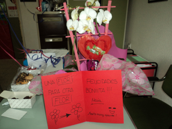 Y también le han enviado regalos las amigas.