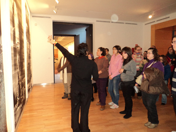 Momento de la visita guiada por las diferentes exposiciones.