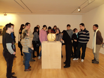 Momento de la visita guiada por las diferentes exposiciones.