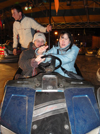 Participantes en el Ciempiés en los coches chocones.