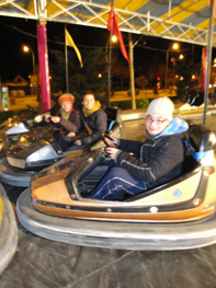 Participantes en Ciempiés en los coches chocones.