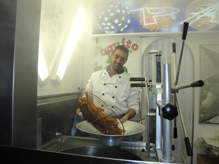 Paquito en faena con sus churros.