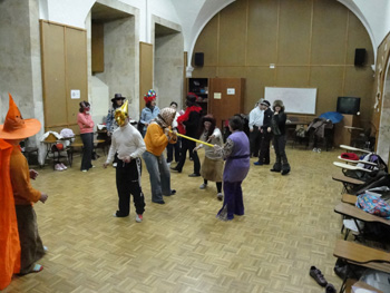 Momento de danza durante el taller el día de carnaval.