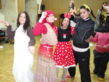 Algunos de los participantes del taller disfrazados con motivo del carnaval.
