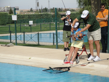Una participantes de AVIVA en el momento de la pesca.