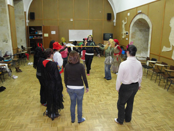 Momento de danza con el segundo grupo el día de celebración del carnaval.