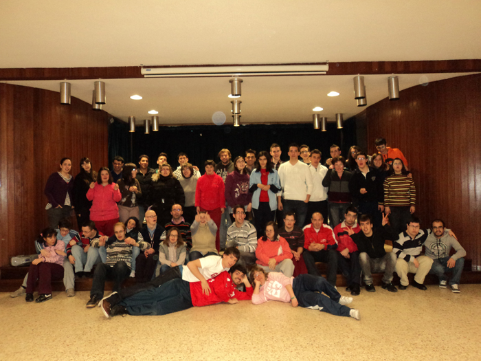 Foto de familia con el grupo de jóvenes de Alba de Tormes.