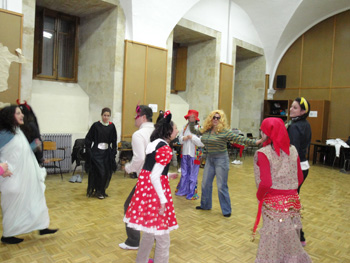 Momento de danza en el taller de carnaval.