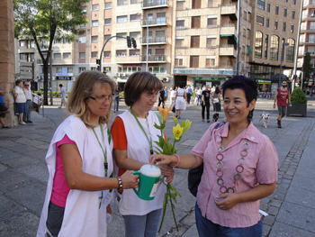A la vez que recoben la donación también se entregaron flores.