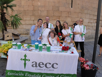 Foto del grupo de jóvenes que colaboraron junto a la mesa informativa.