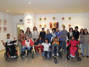 Grupo de personas de Aspace y compañeras de Marigel, responsable del taller de artes plásticas.