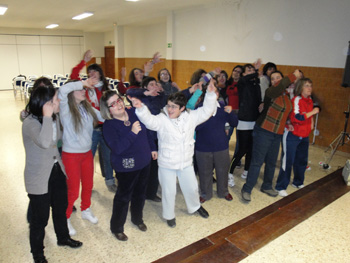 Las chicas en uno de los momentos de cantarle al Corazón.