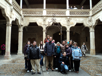 En el patio de la Casa de las Conchas.