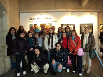 Foto de familia con el autor de la las fotografías.