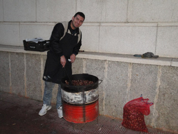 Y mientras tanto, nuestro castañero va preparando unos... 20 kg de producto asado.