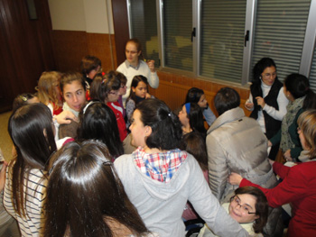 Las castañeras reunidas para consensuar la respuesta a la una de las pruebas.