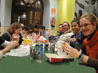 Jóvenes de AVIVA cenando juntos.