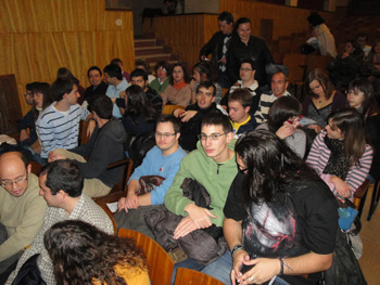 Foto del grupo de jóvenes en el momento de acomodarse en sus asientos.