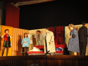 Foto de los actores en un momento del enredo de la obra.