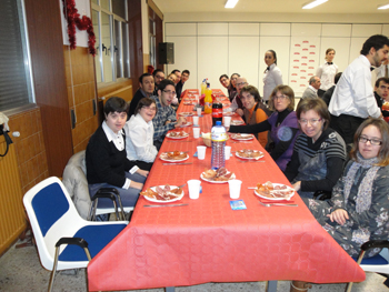 Primera de las mesas del cotillón con 18 comensales.