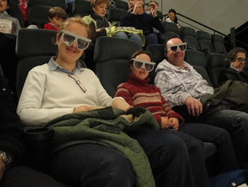 Participantes con las gafas 3D antes de comenzar la película.