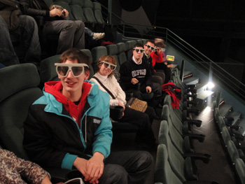 Participantes con las gafas 3D antes de comenzar la película.
