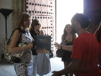 Alumnos del Curso de OAEDR, les hacen entrega del libro "Salamanca Desconocida", de Julián Álvarez Villar.