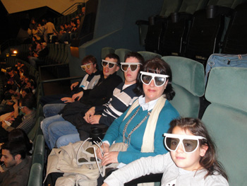 Participantes con las gafas 3D antes de comenzar la película.