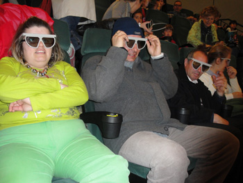 Participantes con las gafas 3D antes de comenzar la película.