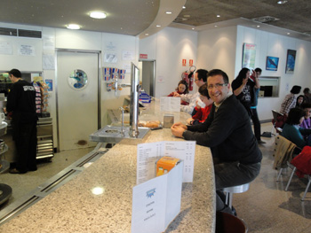 Café en la barra de la cafetería Imax.