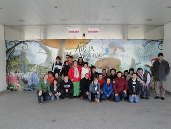 El grupo a la entrada del edificio Imax.