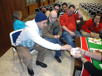 Momento en el que Joaquín elige la carta de juego.