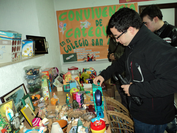Jóvenes de AVIVA visitan el rastrillo de Hijos del Maiz.