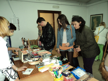 Jóvenes de AVIVA visitan el rastrillo de Hijos del Maiz.