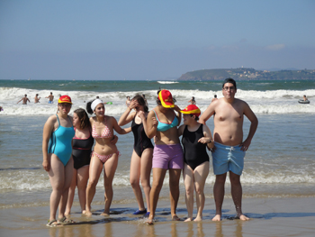 Las grandes olas nos animaron a ir al agua.