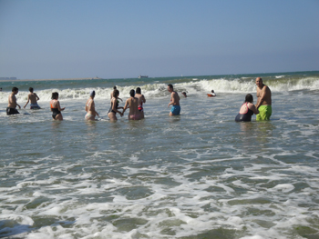 El grupo de valientes desafiando a las olas.