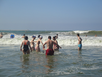El grupo de valientes que desafiaron a las olas.
