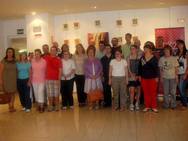 Foto de la inauguración con los artistas y la Concejala de Juventud.