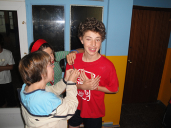 Momento de la condecoración al galardonado en la habitación de las chicas.