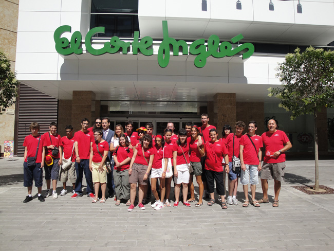 La Concejala de Juventud, Gozo Merino y el director, Florentino García, posan con los participantes en la Semicolonia AVIVA