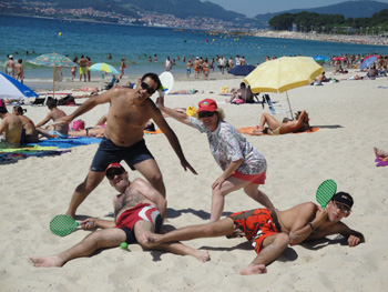 Uno de los momentos de juego y diversión en la playa de Samil.