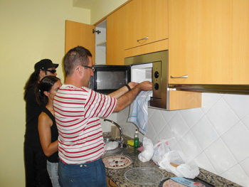 Uno de los jóvenes sacando la pizza del horno. ¿Qué cenaron esta noche?