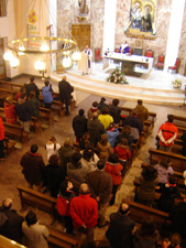 En la capilla celebrando la eucaristía