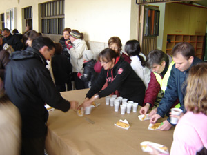 Momento del chocolate con chulos en el patio del colegio