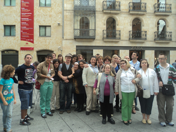 Piter Wardell, de inglaterra, posa con los jóvenes de AVIVA en la Plz. del Liceo